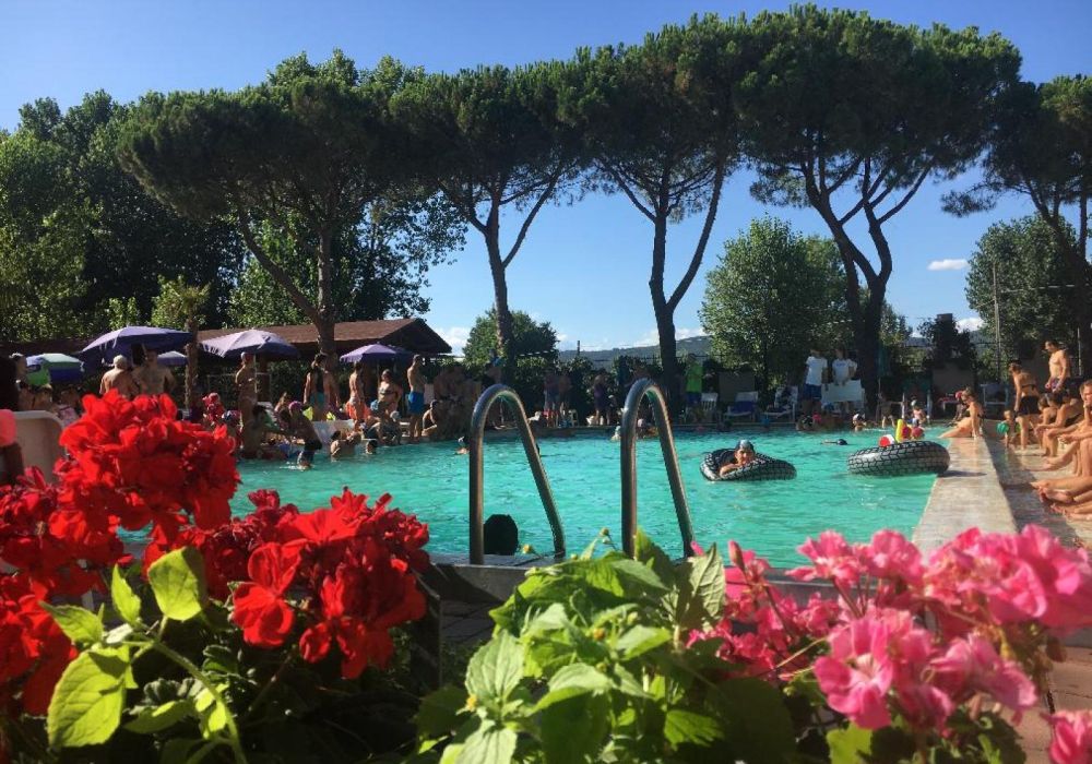Importante Camping Village tra Umbria e Toscana – Struttura Turistica di Ampia Superficie